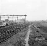 154836 Gezicht op de spoorlijn Arnhem-Nijmegen te Elst met rechts de aftakking van de spoorlijn naar Geldermalsen.